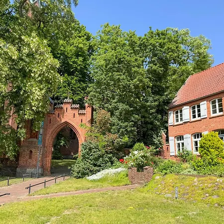 Prázdninový dům Familienunterkunft Wiesengefluester E8 - Strandnah Mit Sauna Und Garten Röbel